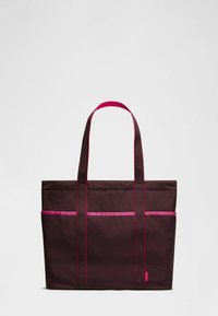 Tmavě hnědá taška přes rameno s růžovými akcenty a popruhy. Má prostorný design s vnějším kapsou a plochým dnem pro stabilitu.