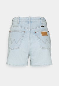 Světlé modré džínové šortky s dvěma zadními kapsami, zdobené prošitými vzory "W" a koženou značkovou nášivkou na pravé kapse.