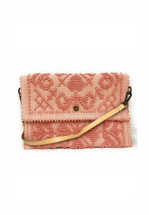 Pochette tissée rose avec un motif floral texturé, fermeture à pression et une bandoulière en chaîne dorée détachable. Forme compacte et rectangulaire.