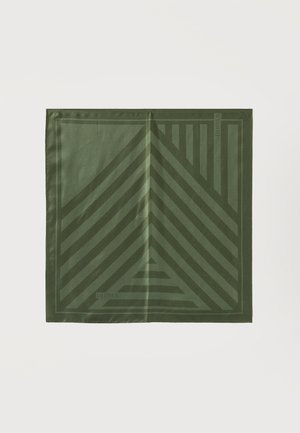 Foulard carré vert olive avec motif à rayures diagonales géométriques et texte "Filippa K" dans deux coins.