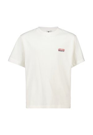 Camiseta blanca de algodón con mangas cortas, cuello redondo y un pequeño gráfico en rojo y azul que dice "BROOKLYN" en el lado izquierdo del pecho. Diseño simple.