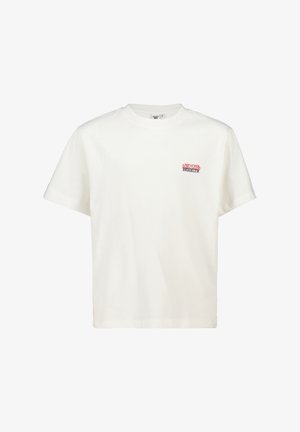 Camiseta blanca de algodón con mangas cortas, cuello redondo y un pequeño gráfico en rojo y azul que dice "BROOKLYN" en el lado izquierdo del pecho. Diseño simple.
