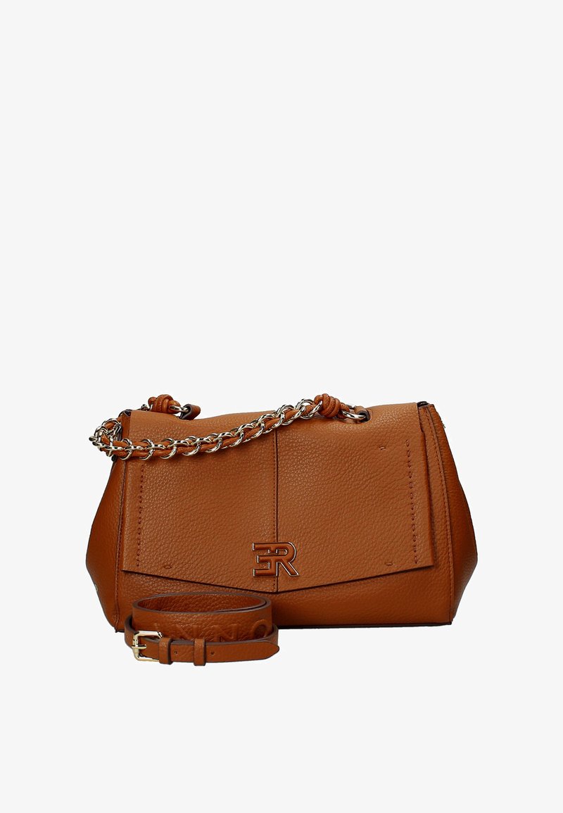 Borsa in pelle marrone con finitura texturizzata, dotata di manico in catena d'argento e tracolla in pelle removibile. Accento del logo ben visibile sulla parte anteriore.