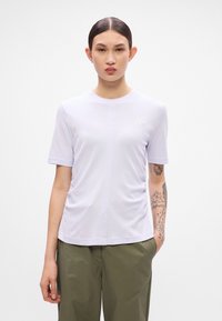 Világoslila, rövid ujjú, lazán illeszkedő póló, finom varrásokkal, fehér hímzett Calvin Klein logóval a mellkasán.
