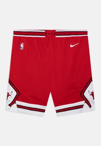 Rote Basketballshorts mit weißen und schwarzen Akzenten, versehen mit einem NBA-Logo und einem Teamlogo am Saum, aus leichtem Material.