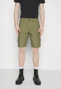Pantaloni cargo verde oliva con tasche laterali, realizzati in tessuto traspirante, con una vestibilità dritta e chiusura con bottone in vita.