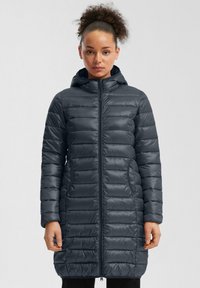 Dug ravan kaput u tamnosivoj boji s kapuljačom, s prednjim zatvaračem, bočnim džepovima i glatkom, sjajnom teksturom. Horizontalni kviltani uzorak.