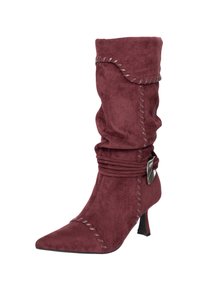 Bottine en daim bordeaux au design décontracté, avec bout pointu, coutures décoratives et une boucle métallique accentuée à la cheville.