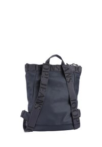 Marinblå canvasryggsäck med en strukturerad yta, som har ett handtag upptill och justerbara remmar med ett upprepande logomönster.