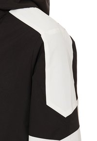 Hooded jack met een zwart lichaam en witte geometrische accenten. Gemaakt van gladde, lichte stof; slank snit met een ontspannen pasvorm.