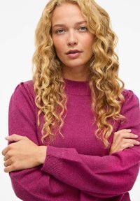 Magenta sweter dzianinowy z prążkowanym okrągłym dekoltem i długimi rękawami, z przeszyciami wzdłuż ramion, miękką fakturą i luźnym krojem.