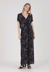 Vestido maxi con fondo negro y estampado floral en rojo, azul y verde. Mangas cortas y detalle en la cintura ajustada.