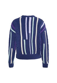 Adīts džemperis tumši zilā krāsā ar krāsainām vertikālām svītrām purpursarkanā, piparmētru un krēmkrāsā. Iespējas iekļauj apaļu kakla izgriezumu un vaļēju adījumu dizaina akcentus.