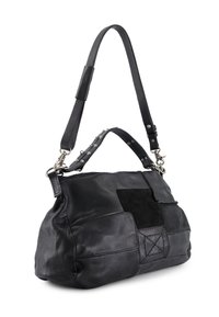 Czarna skórzana torebka z patchworkowym wzorem, krótka rączka z ćwiekami oraz długi, regulowany pasek na ramię z metalowymi zapięciami.