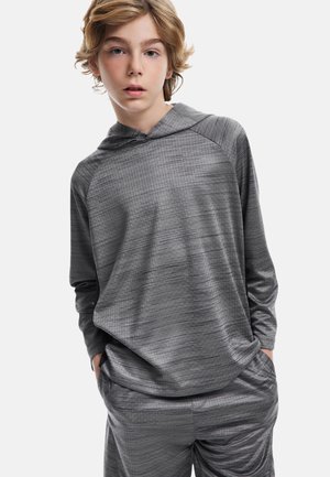 Szary długi rękaw z kapturem, wykonany z lekkiej, teksturowanej tkaniny o subtelnym wzorze, w zestawie ze spodniami w tym samym kolorze.