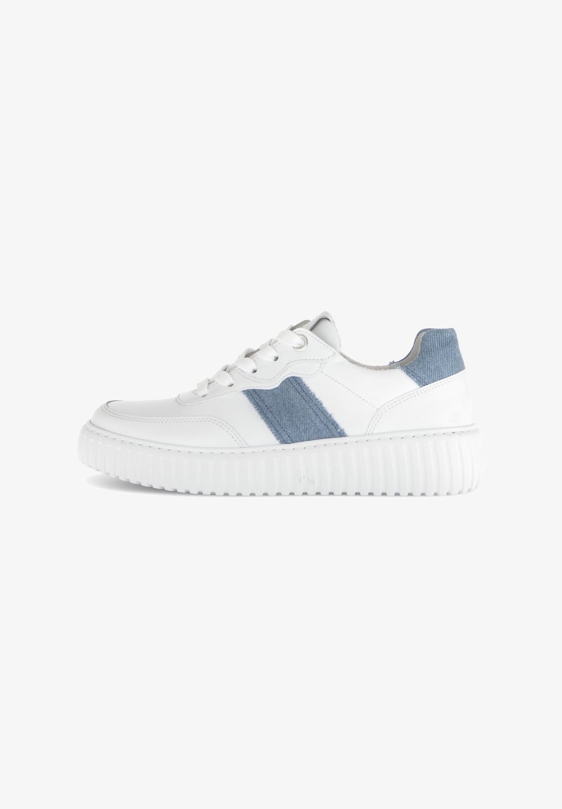 Witte sneaker met denim accenten, voorzien van een ronde neus, vetersluiting en een gebogen rubberen zool met verticale groeven.