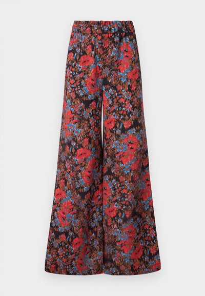 Wijd-uitlopende broek van zwart stof, versierd met een levendig bloemenpatroon in rood en blauw, met een elastische tailleband voor comfort.