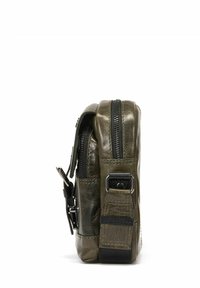 Oliwkowa zielona skórzana torba o teksturowanym wykończeniu, z zamknięciem na zamek błyskawiczny, bocznym paskiem z metalowym okuciem oraz kompaktowym prostokątnym kształtem.