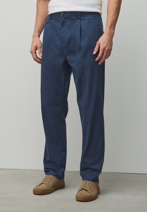 Next, REGULAR TAPERED FIT - COTTON RICH STRETCH CHINOS  . - Chinot - blue