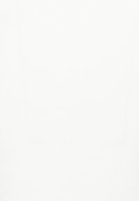 Vit ribbad tyg med en slät textur, med ett subtilt mönster av vertikala linjer. Inga ytterligare detaljer eller accenter närvarande.