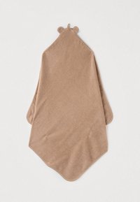 Καφέ κουκούλα πετσέτας από μαλακό, υφασμάτινο ύφασμα με υφή. Διαθέτει στρογγυλεμένα αυτιά στην κορυφή και αιχμηρό σχήμα, κατάλληλο για τύλιγμα γύρω από το σώμα.