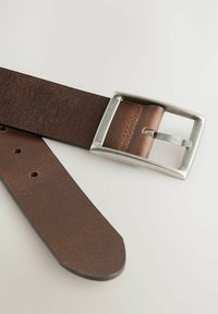 Brauner Leder-Gürtel mit einer silbernen rechteckigen Schnalle und Prong, ausgestattet mit mehreren Löchern und einer glatten Textur. Die Enden sind abgerundet für einen angenehmen Tragekomfort.
