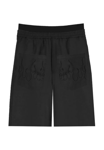 Pantaloni corti neri con vita regolabile, caratterizzati da due tasche posteriori ricamate con motivi di fiamme in una tonalità più scura. Tessuto liscio, design casual.