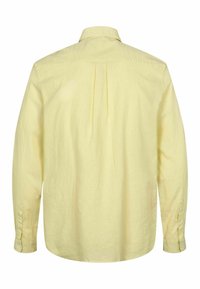 Gelbes Langarmshirt aus leichtem Stoff. Mit einem Knopfkragen, einer Rückenfalte und Knopfmanschetten ausgestattet. Glatte Textur, lässiges Design.