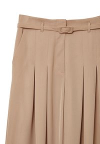 Pantaloni beige plissettati con una cintura coordinata, tasche laterali e tessuto liscio. Presentano una vita sagomata e una texture morbida.