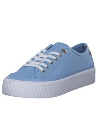 Sneaker in tela blu con suola e lacci bianchi, dotata di occhielli in argento e una tomaia testurizzata. Progettata con una suola spessa e rigata.