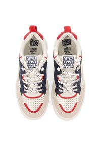 Zapatillas blancas y azul marino con acentos rojos, material de ante y malla, diseño perforado y una marca prominente en la lengüeta.