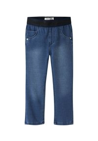 Pantalones de mezclilla con un lavado azul oscuro, cinturilla elástica y bolsillos frontales. La tela tiene una textura suave con ligeros detalles de desgaste.