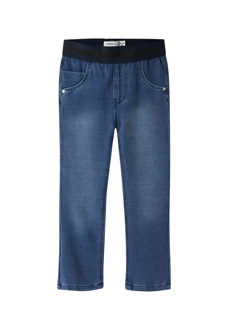 Pantalones de mezclilla con un lavado azul oscuro, cinturilla elástica y bolsillos frontales. La tela tiene una textura suave con ligeros detalles de desgaste.