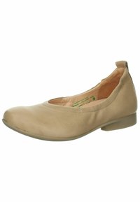 Beige Flachschuh mit runder Zehenpartie, aus glattem Leder gefertigt. Verfügt über eine dünne, flexible Sohle und ein minimalistsches Nahtdetail am Rand.