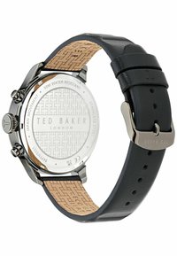 Orologio con cinturino in pelle nera dotato di cassa in acciaio inossidabile, retro in sughero a motivo e quadrante rotondo in argento lucido con resistenza all'acqua.
