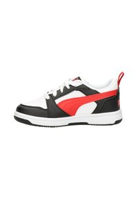Czarno-białe sneakersy z czerwonymi akcentami, z gładką skórzaną powierzchnią, okrągłym czubkiem i sznurowanym zapięciem.