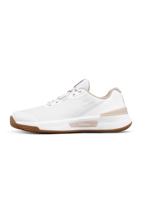 Witte Wilson sportsneaker met lichtbruine zool en beige accenten, in profiel getoond tegen een effen witte achtergrond. Geen mensen aanwezig.