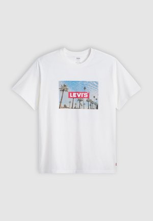 Valge puuvillane T-särk, millel on ristkülikukujuline trükk palmipuudest sinise taeva taustal ja punane "LEVI'S" logo paksude tähtedega.