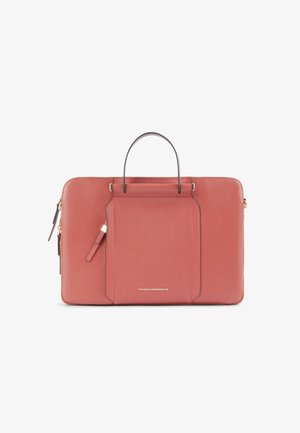Strakke koraalrode leren aktetas met dubbele handvatten, voorvak, ritssluitingdetails en een gouden Piquadro-logo gecentreerd aan de onderkant.