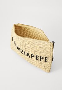 Vävd halm clutchväska i naturlig färg, med en svart logotyp, zippered stängning och en slät inredning.