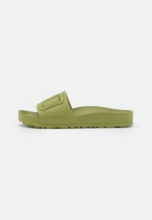 Enkelt olivengrøn slidesandal med tekstureret sål og justerbar strop over toppen på en ensartet hvid baggrund.