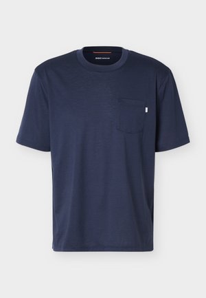 Marineblaues T-Shirt mit kurzen Ärmeln und Rundhalsausschnitt, mit kleiner Brusttasche und einem mittelgroßen Etikett im Kragen.