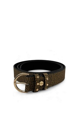Cintura in pelle marrone con texture, fibbia rotonda dorata e borchie decorative dorate, arrotolata su sfondo bianco.