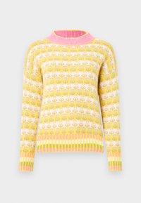 Pletený sveter so slnečnicovo žltým základom, zdobený bielymi pruhmi a kvetinovými motívmi. Ružový rebrovaný výstrih a spodný lem s pruhovým detailom.
