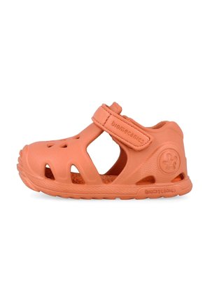 Sandalia naranja coral de tamaño infantil con correa ajustable, agujeros de ventilación y suela texturizada, diseñada para comodidad y soporte.