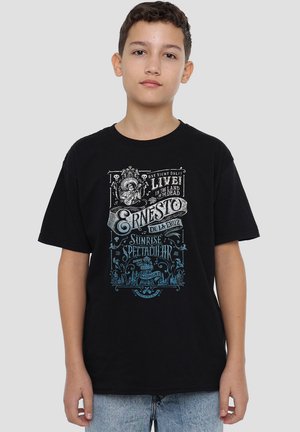 Schwarzes Baumwoll-T-Shirt mit einem grafischen Druck in Blau, der einen Schädel, Text und dekorative Elemente darstellt. Kurze Ärmel und lässige Passform.