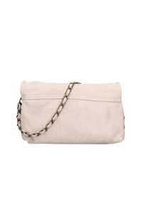 Clutch in finta pelle beige con design pieghevole, dotato di una tracolla in bronzo e dettagli cuciti lungo la parte superiore.