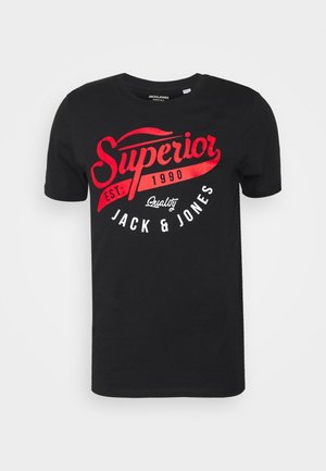 Camiseta de algodón negra con texto rojo en negrita "Superior Est. 1990" y "Jack & Jones". Diseño sencillo de cuello redondo con mangas cortas.