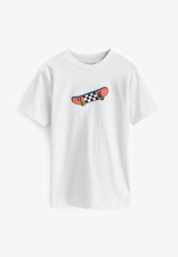 Weißes Baumwoll-T-Shirt mit einem bunten, gestickten Skateboard-Design, das ein kariertes Muster auf dem Deck und gelbe Räder zeigt.