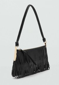 Borsa a frange nera in ecopelle con cerniera e hardware dorati. Presenta una tracolla liscia e dettagli in frange testurizzate.
